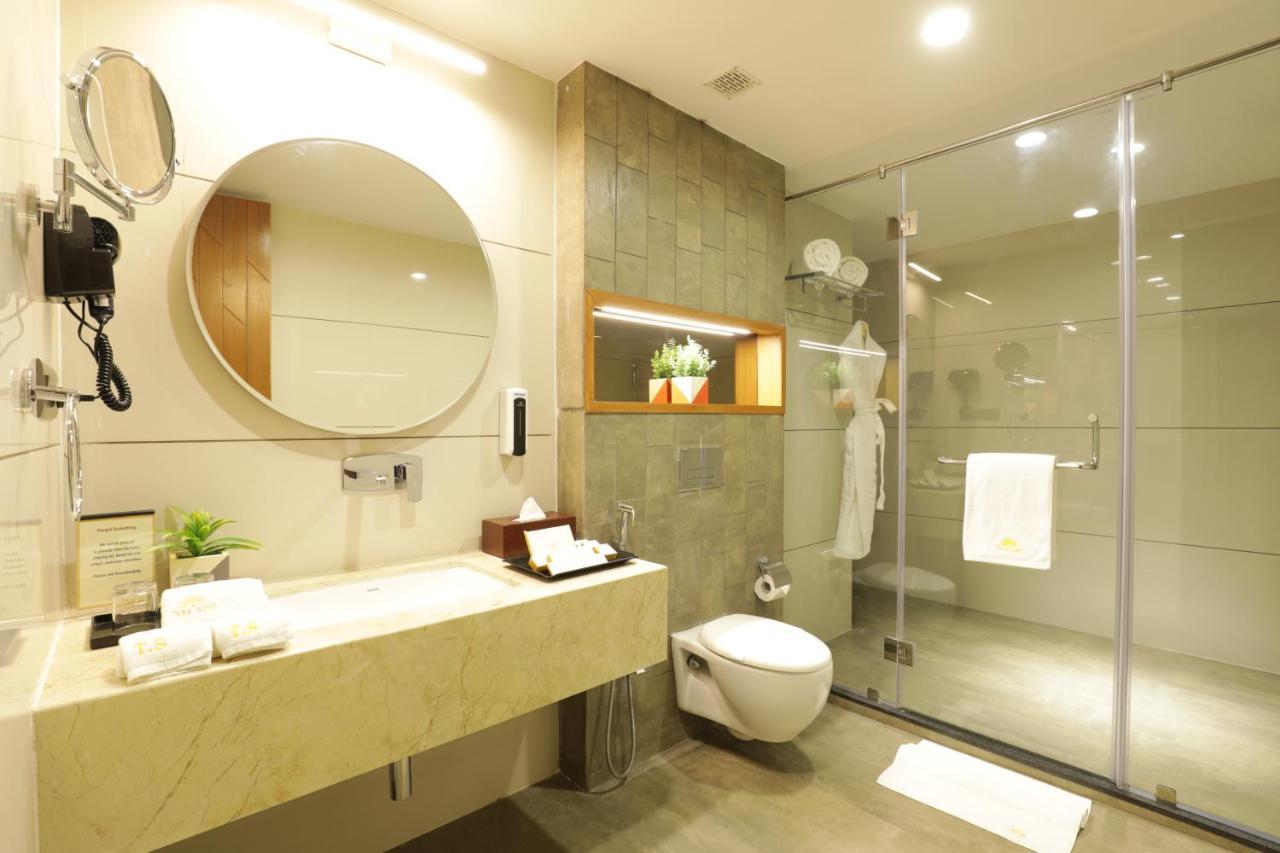 Tara Suns Hotel Вадодара Екстериор снимка