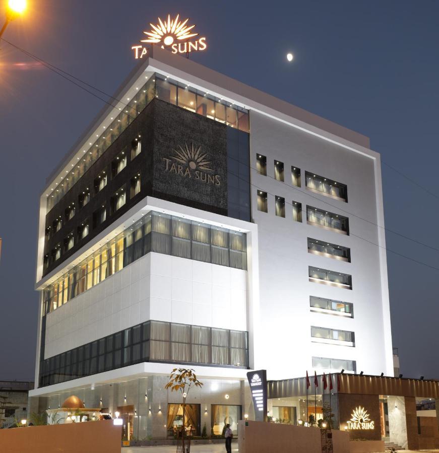 Tara Suns Hotel Вадодара Екстериор снимка