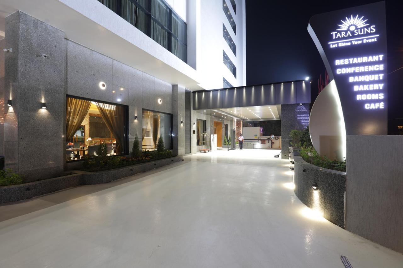 Tara Suns Hotel Вадодара Екстериор снимка