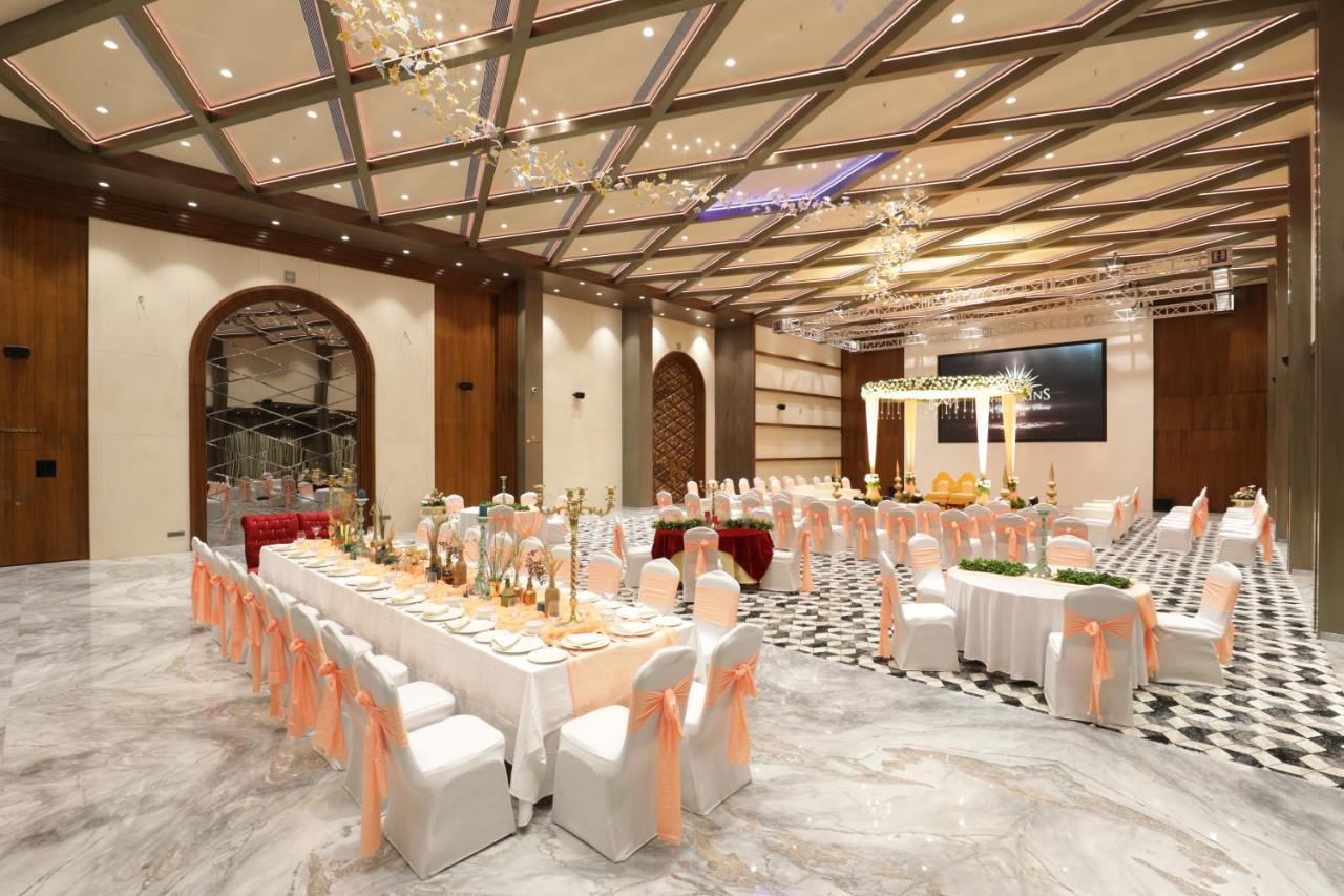 Tara Suns Hotel Вадодара Екстериор снимка