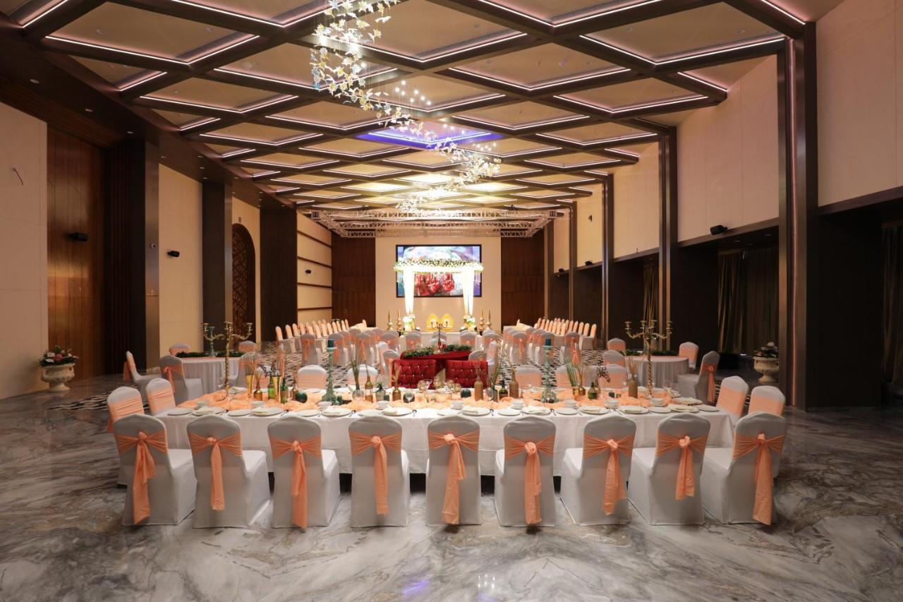 Tara Suns Hotel Вадодара Екстериор снимка