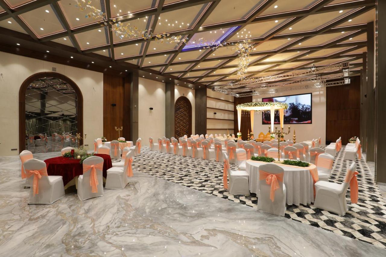 Tara Suns Hotel Вадодара Екстериор снимка
