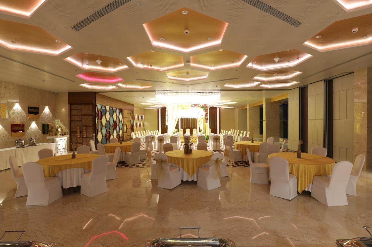Tara Suns Hotel Вадодара Екстериор снимка